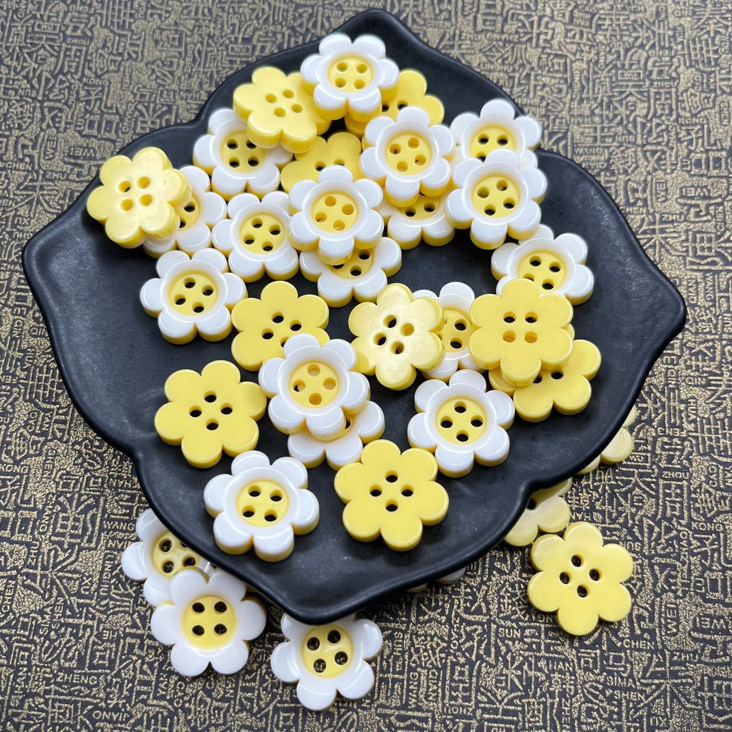 4-Hole Flower Button  1.5 cm (0.6 inch) (2 pcs)