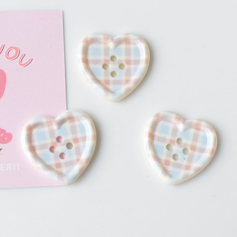 4-Hole Heart Pattern Button  2.5*2.4 cm (1*0.9 inch) (2 pcs)