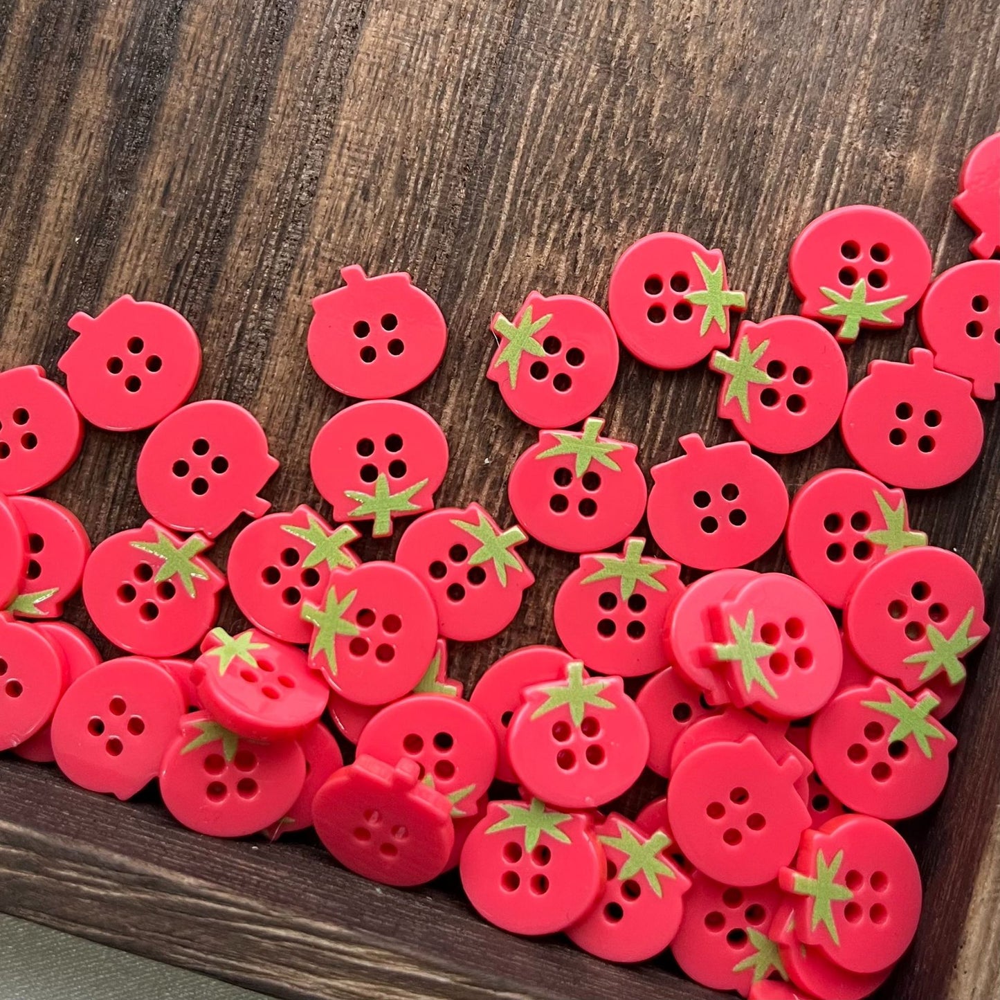 4-Hole Tomato Button  1.3 cm (0.5 inch) (3 pcs)