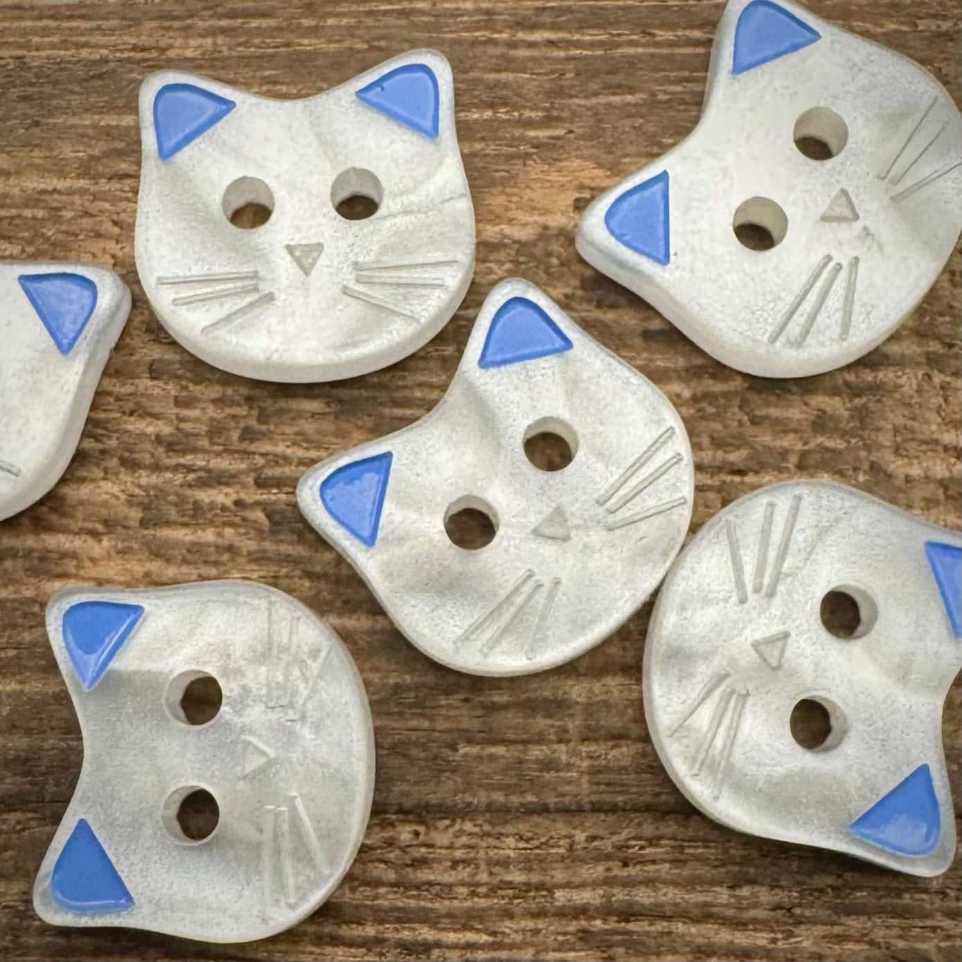 2-Hole cat Button 1.2cm ( 0.5 inch) (3pcs)